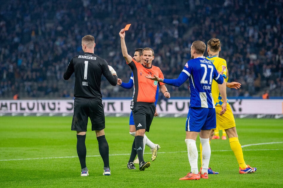 Im Vorjahr flog Lennart Grill als Braunschweig-Keeper bei der Hertha mit Rot vom Platz - nach einer Notbremse an Michael Cuisance.