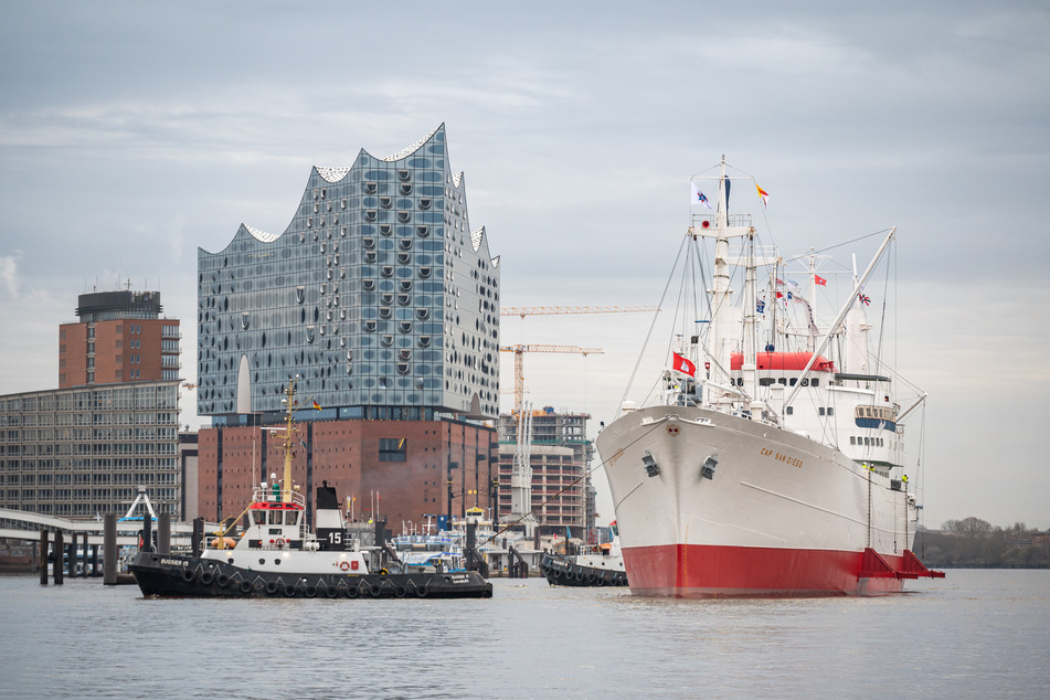 Das beliebte Museumsschiff "Cap San Diego" ist nach fast vier Wochen in Bremerhaven an seinen Stammplatz in Hamburg zurückgekehrt.