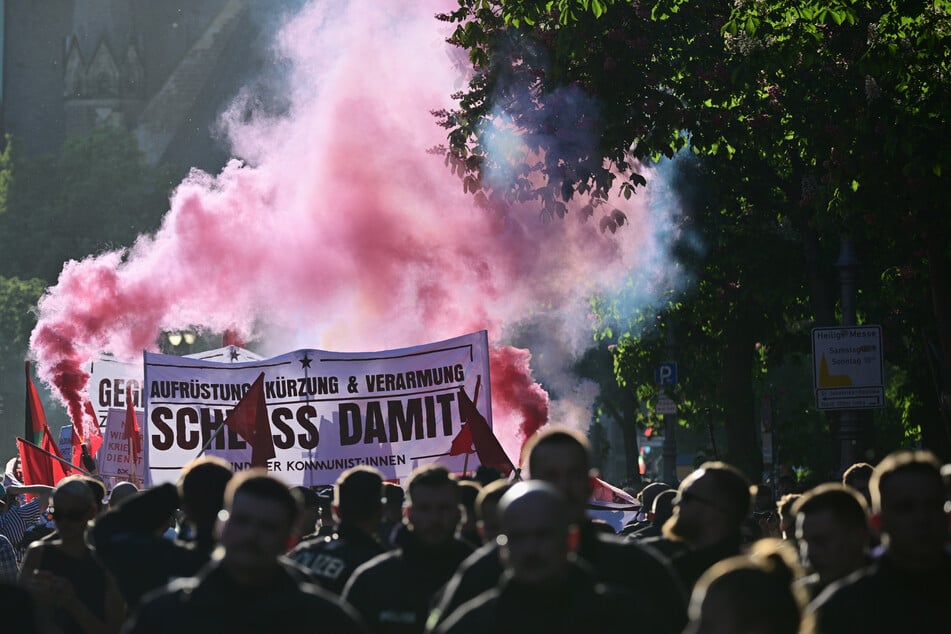 Bengalische Feuer gehörten auch in diesem Jahr zum Erscheinungsbild des Zuges.