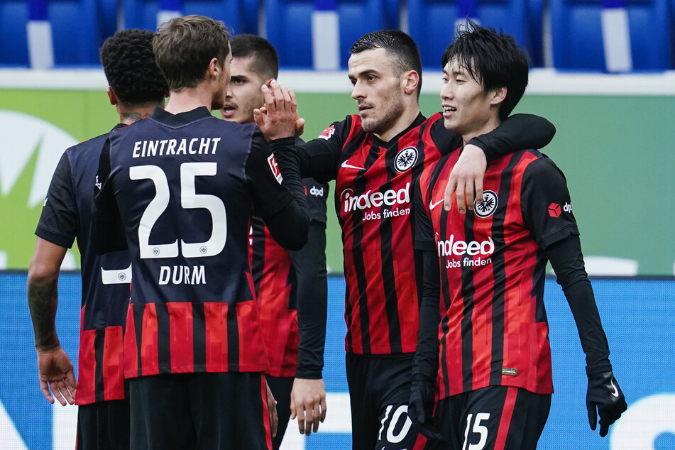 Eintracht Frankfurts Filip Kostic (2.v.r.) feiert mit seinen Teamkollegen seinen Treffer zum zwischenzeitlichen 1:0 bei der TSG 1899 Hoffenheim. Zudem bereitete der Serbe zwei Treffer vor.