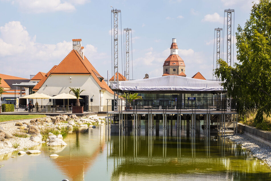 Für die vier Konzerte darf die Seebühne im Ostra-Park stehen bleiben.