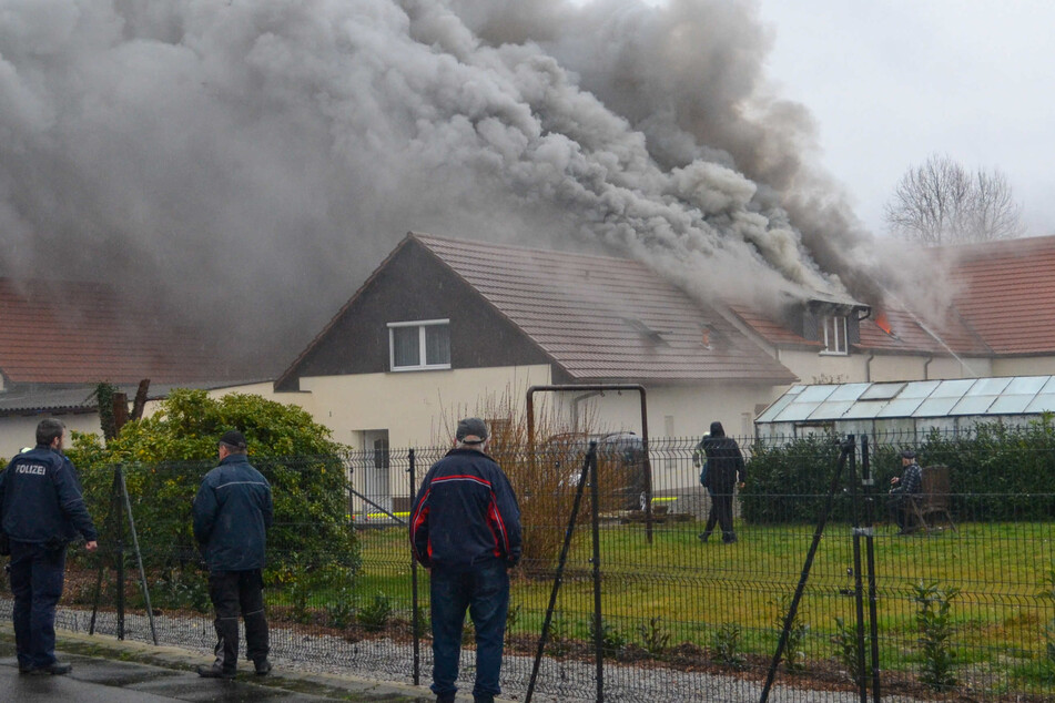 Familienhaus steht in Hoyerswerda in Flammen: Ein Verletzter, 250.000 Euro Schaden!