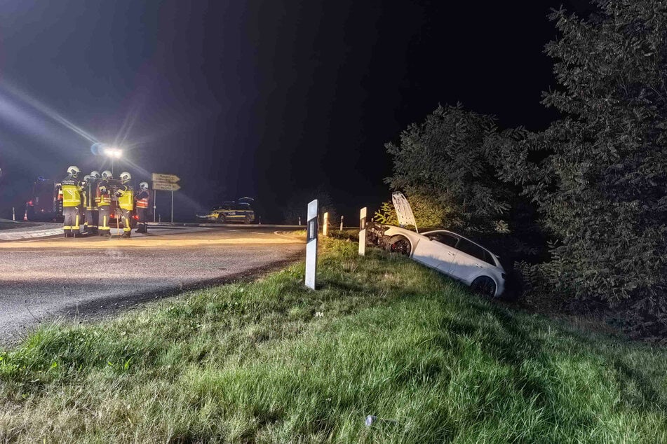 Feuerwehr und Polizei vor Ort: Verkehrsunfall an einem Kreisverkehr der B73 bei Hoyerswerda.