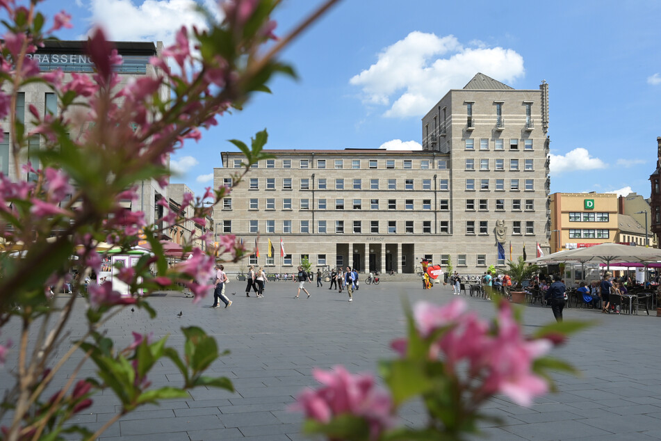 Der Ratshof auf dem Marktplatz von Halle. Genau vor diesem stand bis 1945 das Alte Rathaus.