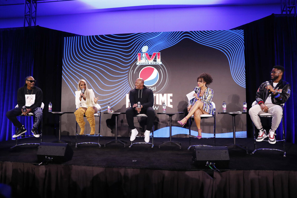 (From l. to r.) Super Bowl Halftime performers Snoop Dogg, Mary J. Blige and Dr. Dre sit down with MJ Acosta-Ruiz and Nate Burleson at the Pepsi Super Bowl LVI Halftime Show press conference.