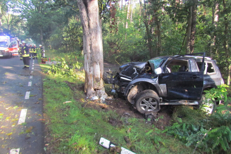 In der Altmark war ein Kleinwagen frontal in einen Baum gekracht.