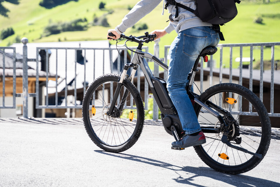 E-Bikes oder Pedelecs erleichtern das Fahren in hügeligem Gelände und man kann längere Strecken zurücklegen. Bei den modernen Fahrrädern steigt aber auch die Unfallgefahr.