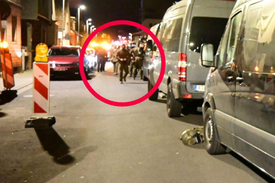 Im Hintergrund des Fotos sind SEK-Kräfte bei ihrem Einsatz in Neu-Isenburg zu sehen.