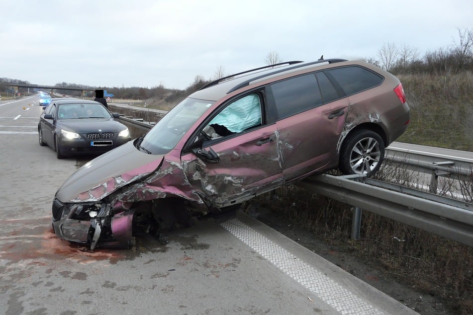 Unfall A14: Unfall auf A14: Auto landet auf Mittelleitplanke