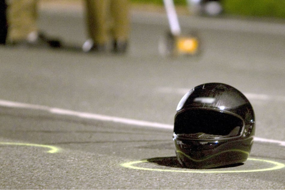 Ein Motorradfahrer ist bei einem schweren Unfall in Bayern ums Leben gekommen. Der Biker ist mit einem Traktor kollidiert. (Symbolbild)