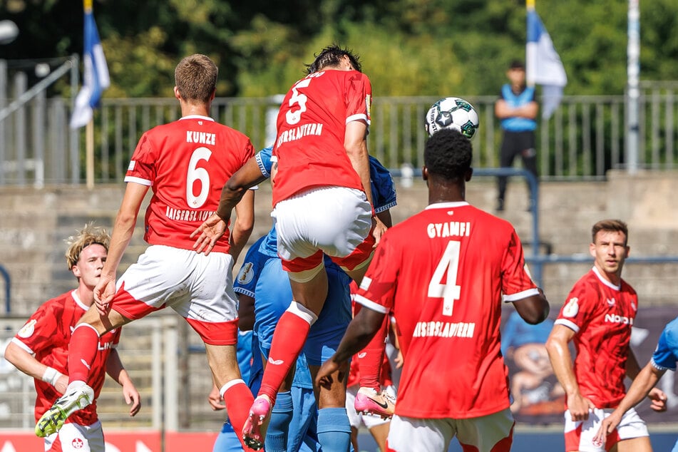 Ji-Soo Kim köpft zum 3:0 für den 1. FC Kaiserslautern ein.