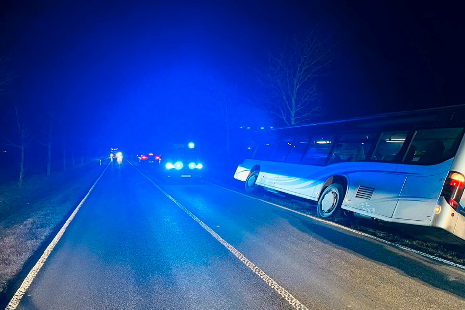 Linienbus stürzt in Graben: Kämpfte der Busfahrer mit gesundheitlichen Problemen?