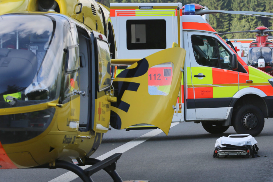 Eine 43 Jahre alte Frau ist in der Folge eines Unfalls auf der Autobahn 8 in Bayern schwer verletzt und ins Krankenhaus geflogen worden. (Symbolbild)