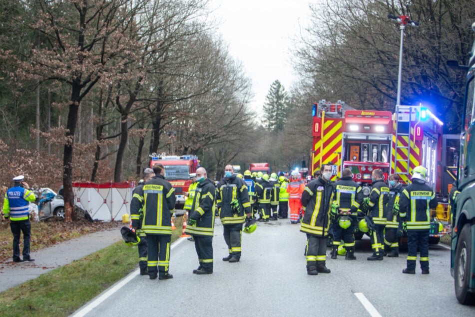 Zahlreiche Rettungskräfte sind an der Unfallstelle im Einsatz.