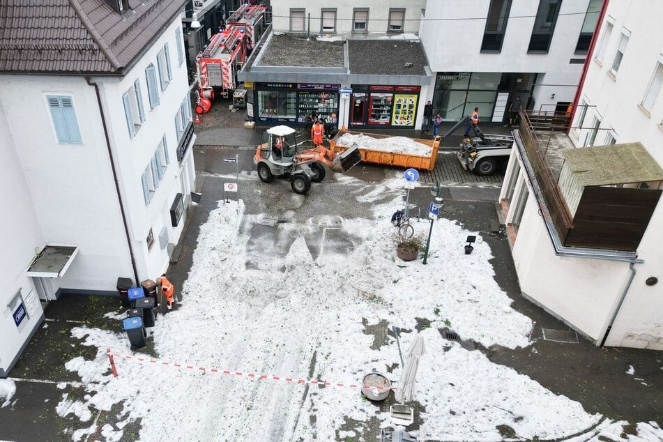 Die Hagelkörner sorgten für stundenlange Einsätze von Polizei und Feuerwehr. Aufräumarbeiten laufen noch.