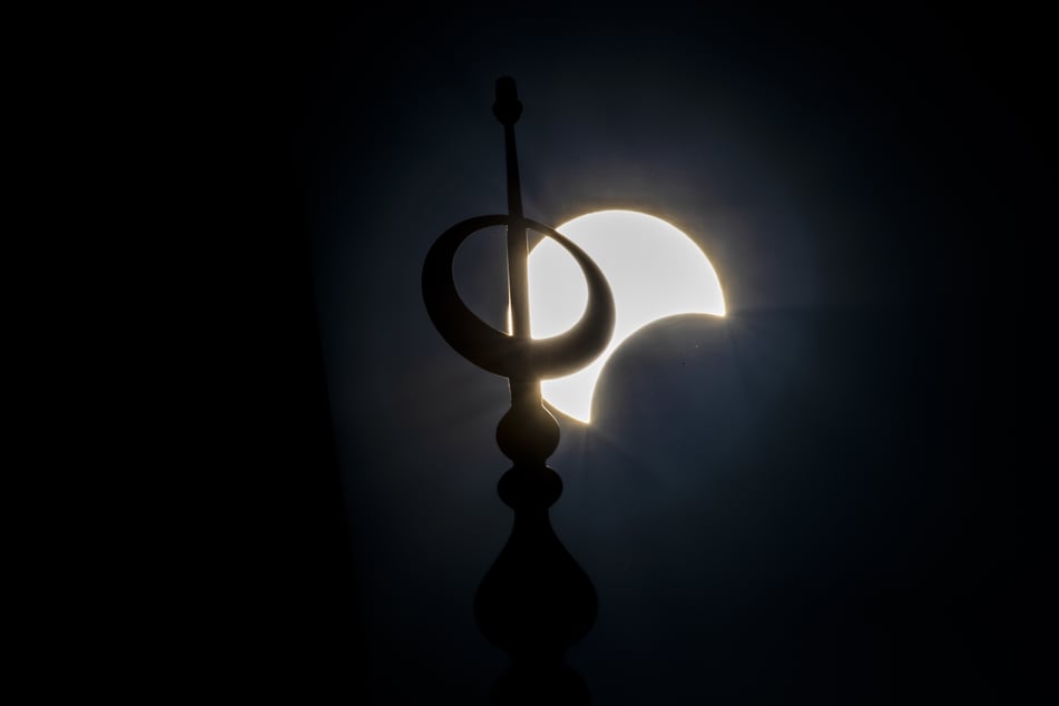 Die partielle Sonnenfinsternis ist in der Innenstadt von Beirut hinter dem Minarett der Mohammed-al-Amin-Moschee zu sehen.