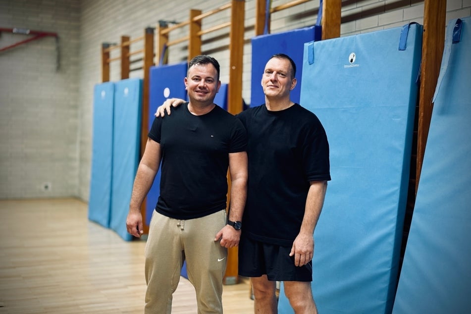 Der russischstämmige Boxer Vitali Litz (l.) und der ukrainische Kriegsflüchtling Sergej Mermis trainieren gemeinsam junge Boxer.
