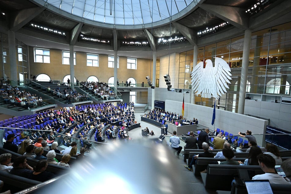 In etwas mehr als einem Jahr bekamen die sächsischen Abgeordneten über 300 Fragen.