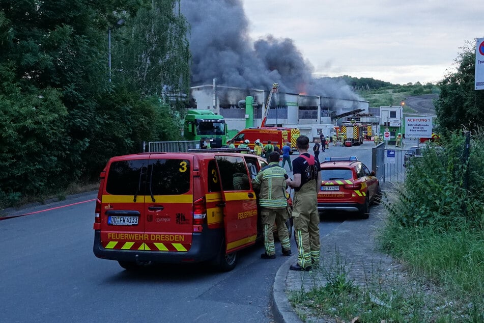 Erkennbare Flammen schossen aus der Halle eines Recyclingbetriebs.