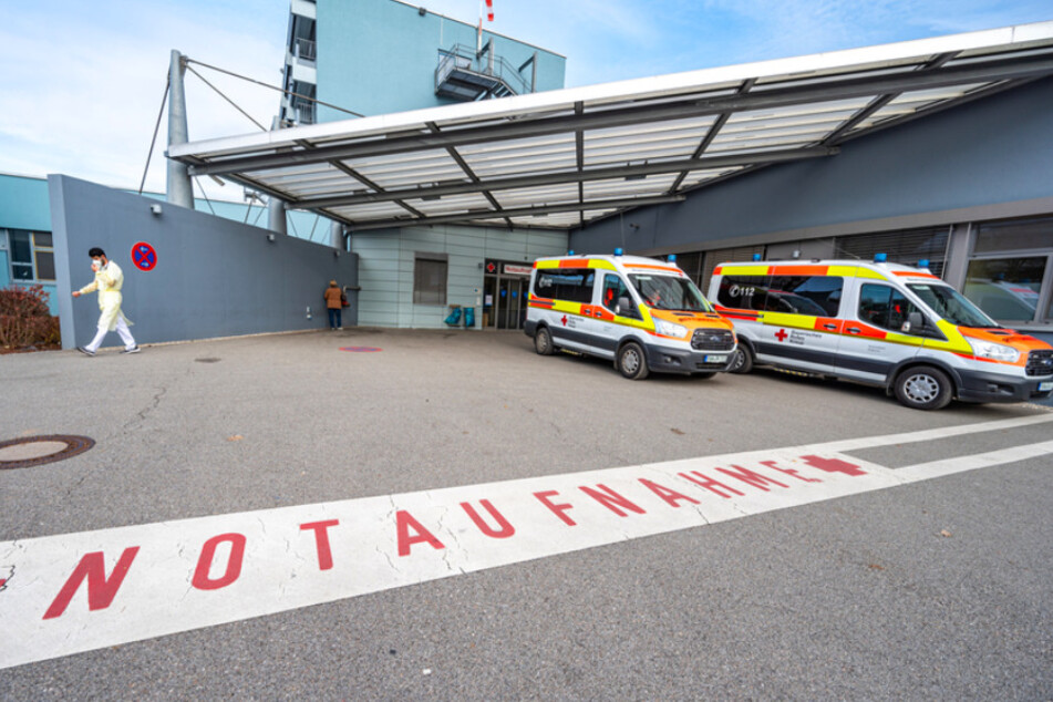 Krankenwagen stehen vor der Notaufnahme der Rottal-Inn Kliniken.