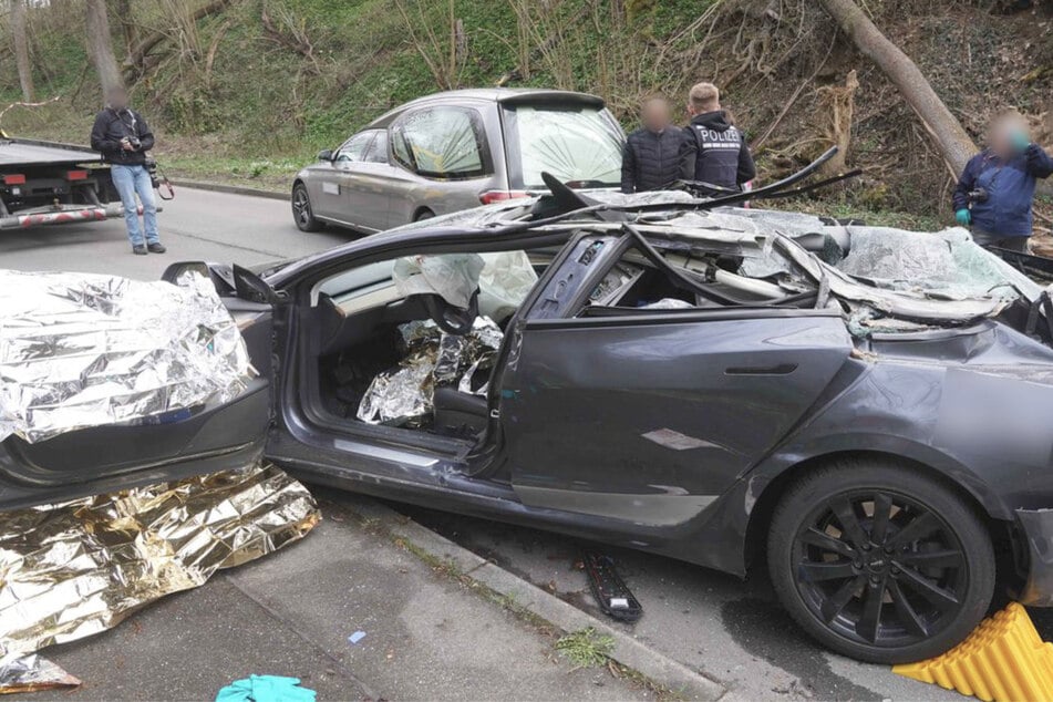 Baum tötet Tesla-Fahrer (†55): Doch wer ist verantwortlich?