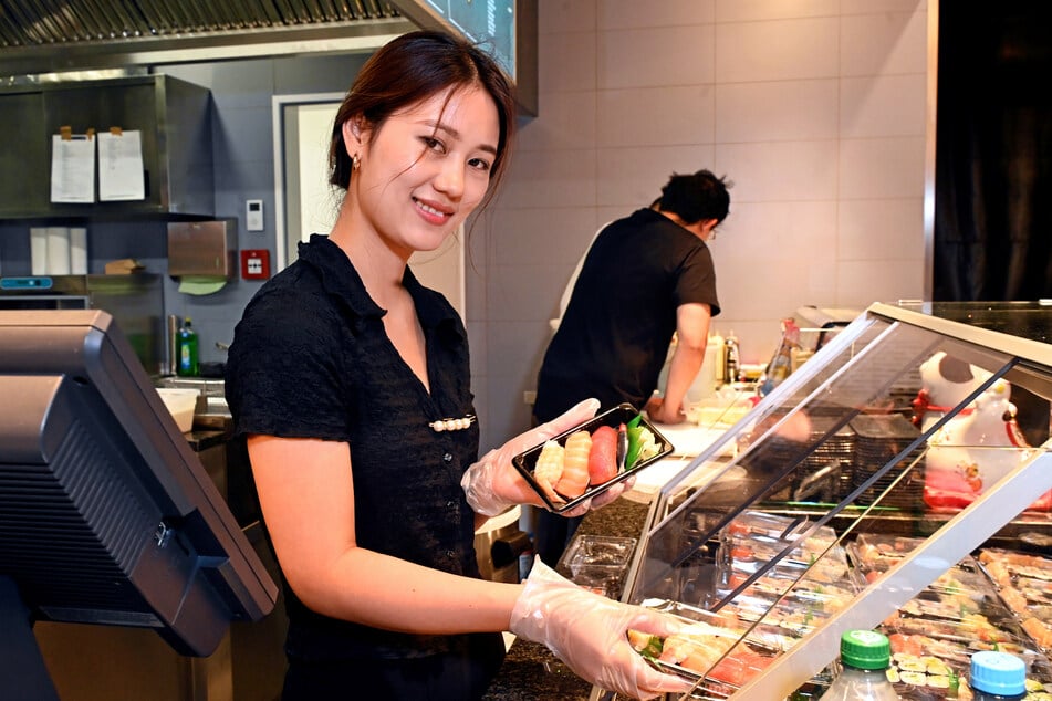 Quỳnh (30) rollt Sushi im neuen Center-Imbiss "Uchi Sushi".