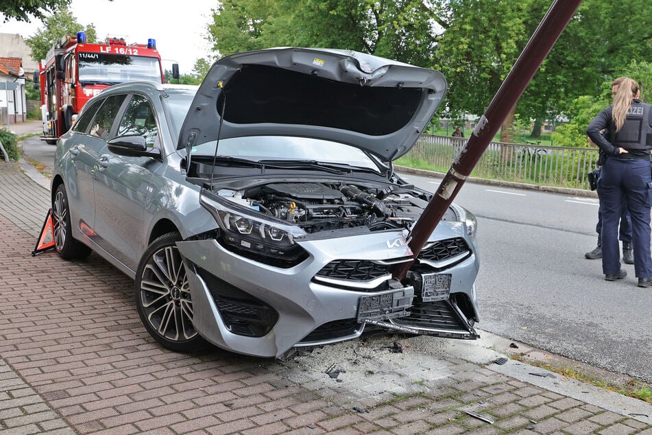Der Kia kollidierte mit einer Straßenlaterne.