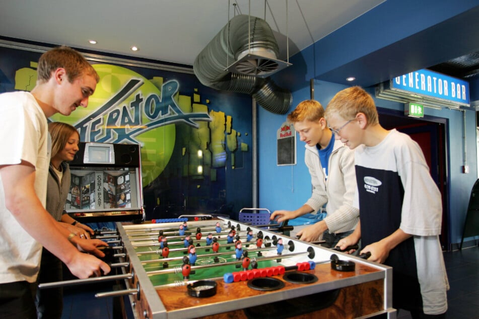 Offene Tür, Kicker, sichere Anlaufstelle: In Jugendtreffs wie diesem finden Teenager Raum zum Treffen und Reden – Angebote, die durch die geplanten Kürzungen bedroht sind.