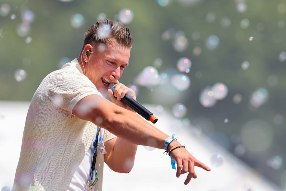 Als Partyschlager-Sänger begeistert Calvin Kleinen sein Publikum regelmäßig auf Festivals und Mallorca.