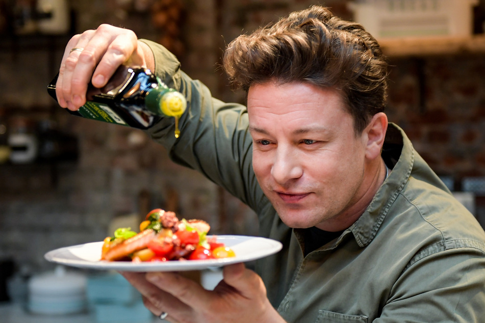 Der britische Koch Jamie Oliver (45) kocht in der One Kitchen Kochschule.