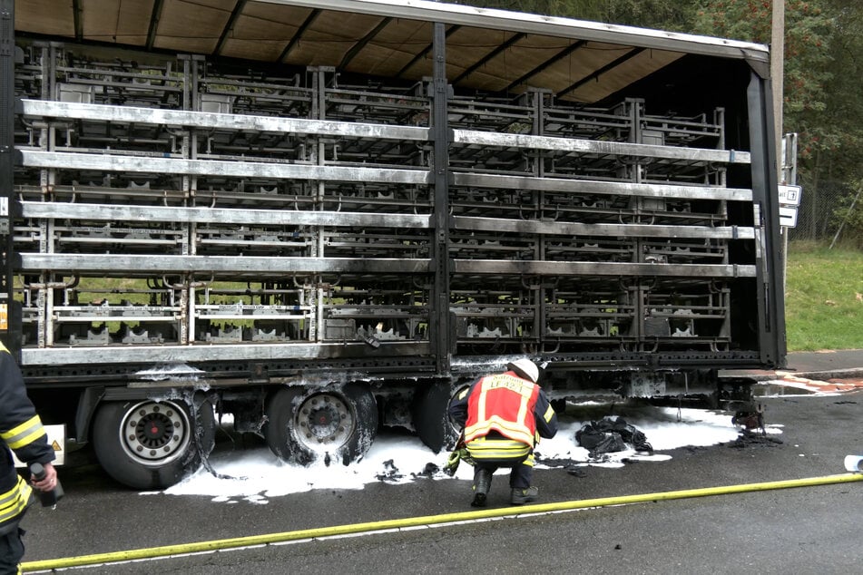 Feuer-Alarm auf der B174 in Reitzenhain (Erzgebirge): Kurz vor der tschechischen Grenze ging ein Lkw-Anhänger in Flammen auf.