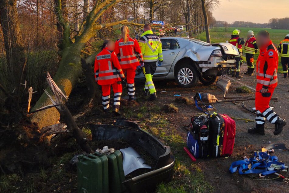 Tödlicher Unfall! VW-Fahrer prallt gegen Baum und verstirbt vor Ort