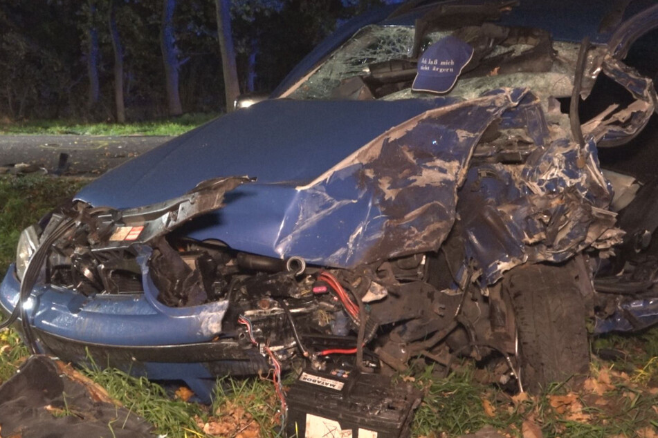 Auto rast in Kleinbus: Ein Toter, sechs Verletzte nach schwerem Unfall