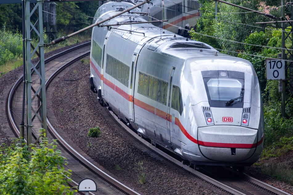 Sturm sorgt für Zugausfälle in NRW: ICE muss abgeschleppt werden