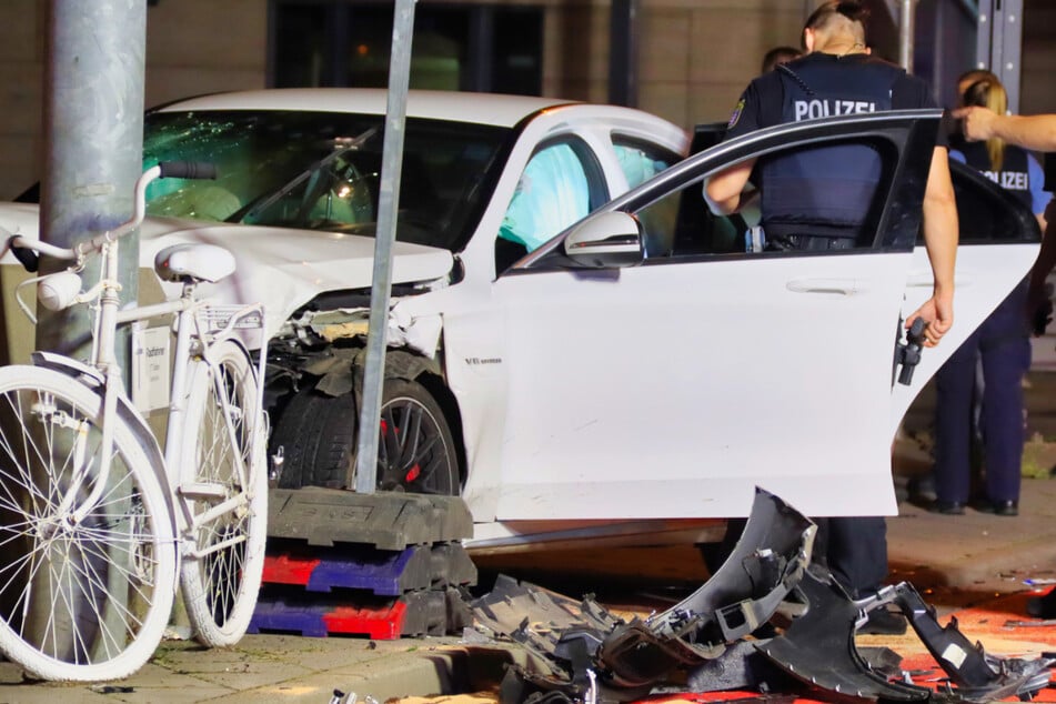 Der Unfall ereignete sich am späten Dienstagabend auf einer Kreuzung in der Frankfurter Innenstadt.