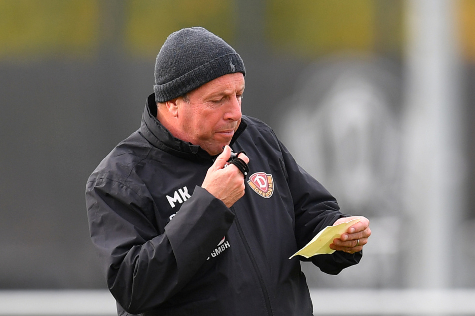 Was hat Markus Kauczinski auf dem Zettel? Vor allem bei der Besetzung der Außenverteidiger-Positionen muss Dynamos Trainer kreativ sein.