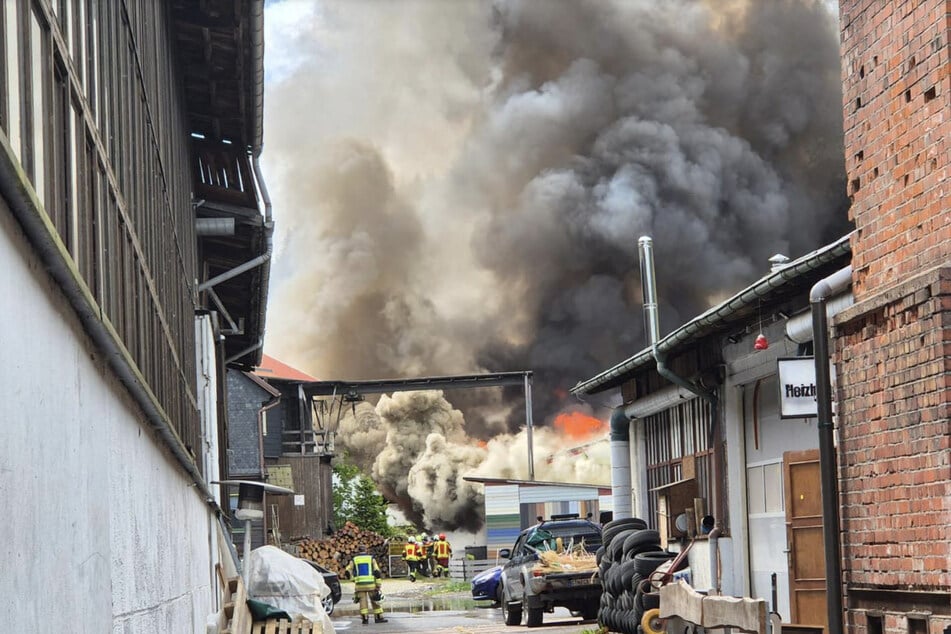 Die Feuerwehr war mit einem Großaufgebot, um die Flammen in den Griff zu bekommen.