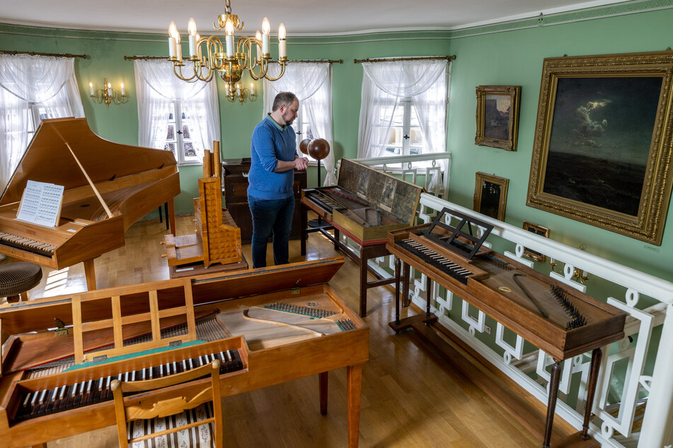 Die Sammlung des Museums umfasst mehr als 10.000 Einzelobjekte, darunter auch ein Clavichord aus der Freiberger Werkstatt Gottfried Silbermanns um 1750, vor dem Museumsleiter Kim Grote steht.