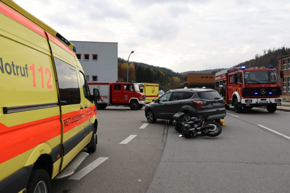 Die Kreuzung ist weiterhin voll gesperrt.