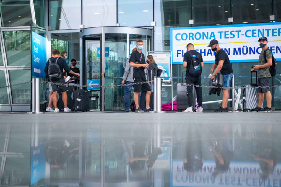 Eine junge Reisegruppe, die aus Kreta angekommen ist, steht vor dem Corona Test Center am Münchener Flughafen.