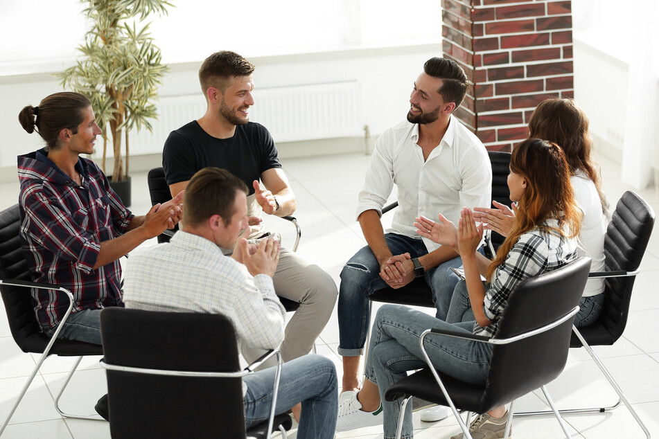 Wer sich mit Gleichgesinnten über eine schwierige Situation austauschen will, ist in einer Selbsthilfegruppe gut aufgehoben.