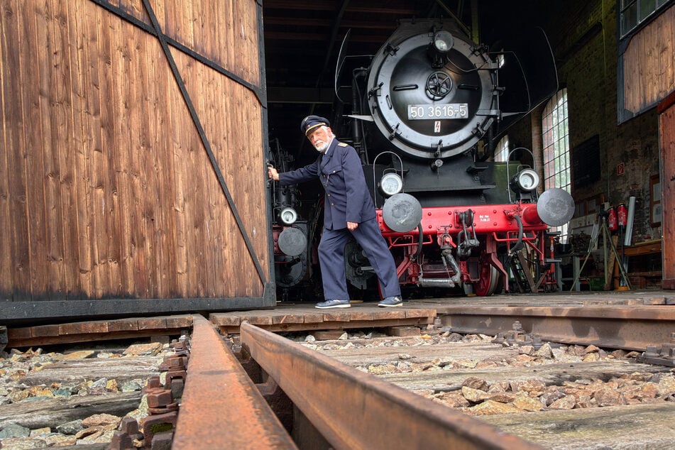 Axel Schlenkrich (68) vom Eisenbahnmuseum Schwarzenberg bereitet die Dampflok 50 3616 fürs Wochenende vor.