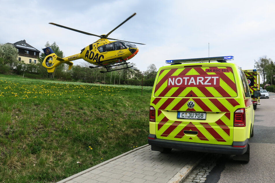 Ein Rettungshubschrauber brachte den schwer verletzten Biker ins Krankenhaus.