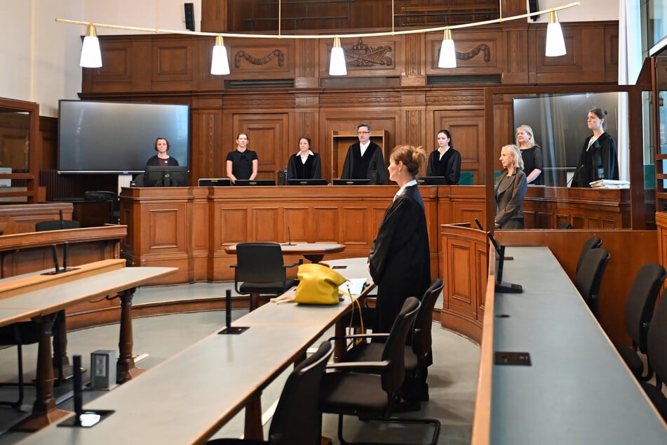 Die Staatsanwaltschaft legt dem 65-Jährigen gefährliche Körperverletzung sowie heimtückischen Mord zur Last.