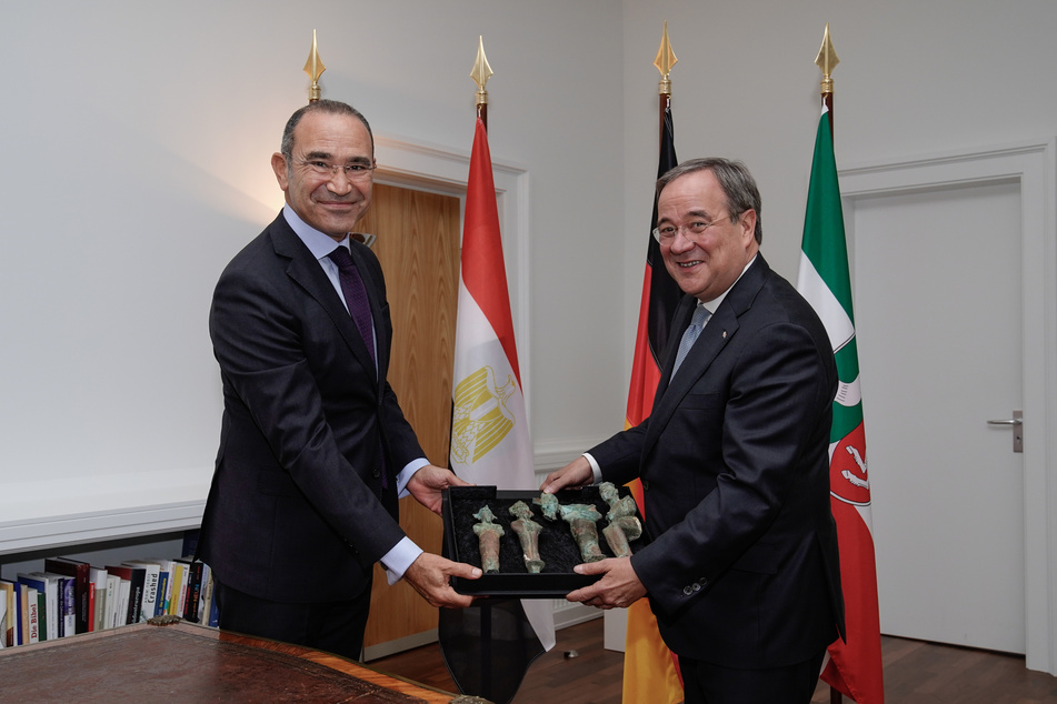 NRW-Ministerpräsident Armin Laschet (59) übergibt Khaled Galal Abdelhamid, dem Botschafter von Ägypten in Deutschland, vier Statuetten aus der ägyptischen Spätzeit.