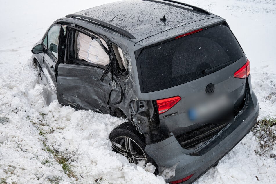 Der VW wurde bei dem Zusammenstoß seitlich beschädigt.