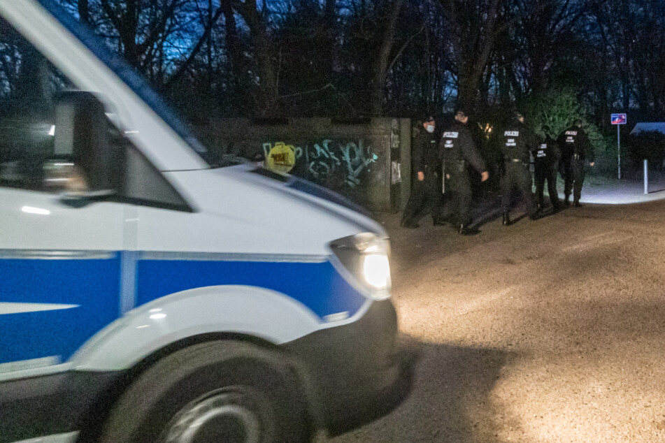 Polizisten kontrollieren die Lage im Hamburger Teetzpark.