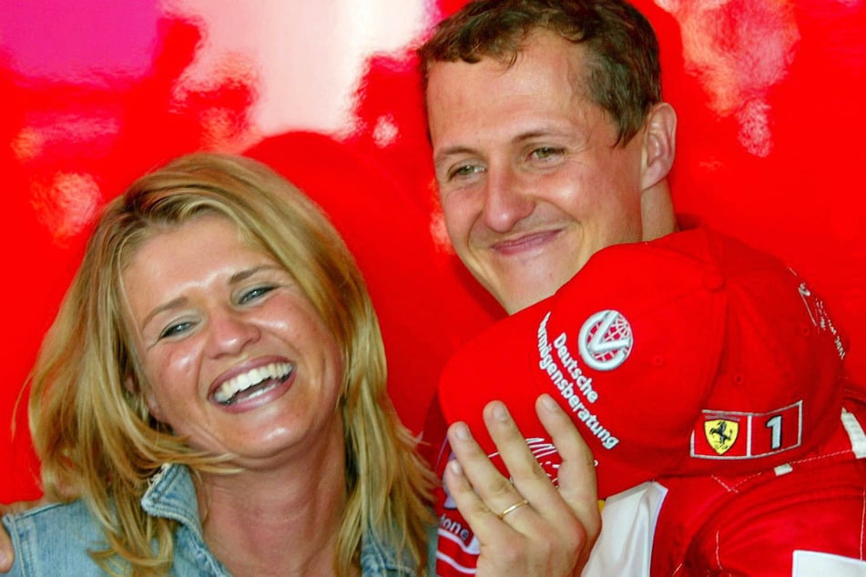 Im Juli 2002 war die Welt für Corinna (56) und Michael noch in bester Ordnung: Der Formel-1-Pilot sicherte sich gerade seinen fünften WM-Titel in Magny-Cours (Frankreich).