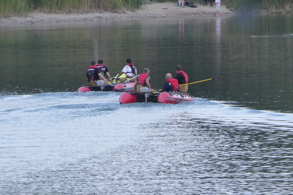 Bis in die Nacht hinein suchten die Retter auf dem See nach dem jungen Mann - bislang jedoch ohne Erfolg.