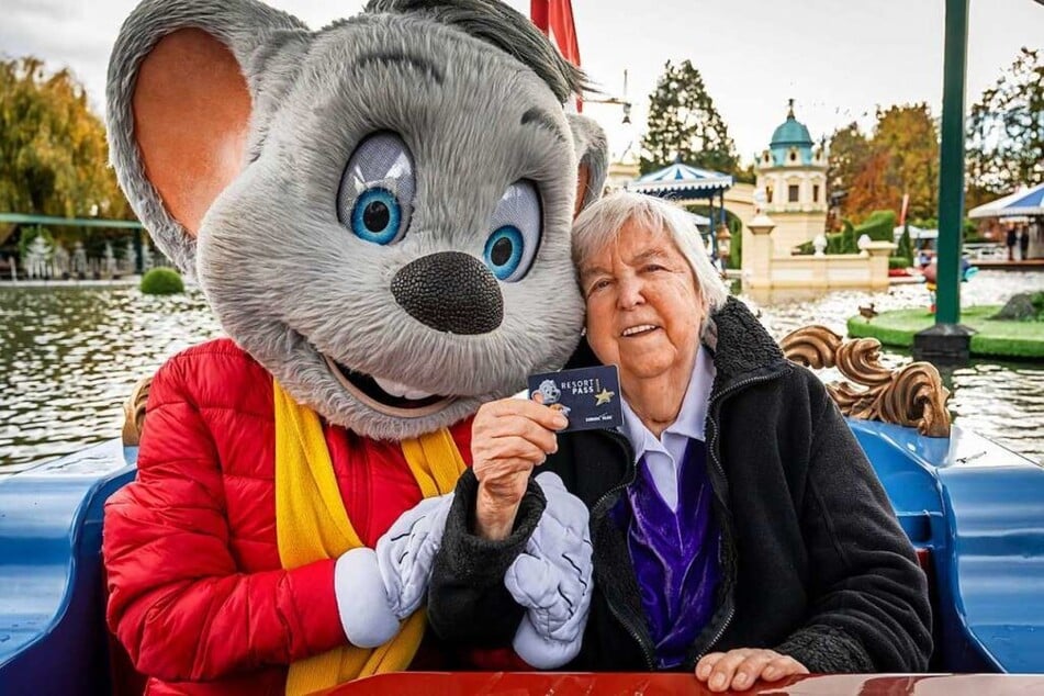Eva Kierig (90), älteste Dauerkarteninhaberin des Europa-Parks zusammen mit Maskottchen Ed Euromaus.